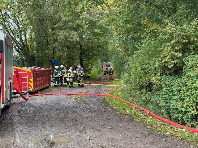 Ein Foto der gemeinsamen Feuerwehren auf einem Feldweg nähe Westerau